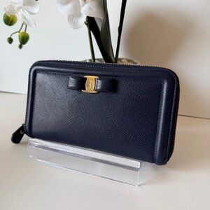 Salvatore Ferragamo Vara Bow Wallet – Navy Textured Leather – Timeless Classic
